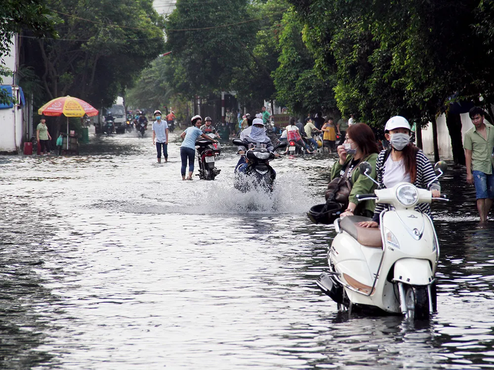 Người dân quận 12 khổ sở vượt 'biển nước' đi làm ảnh 11